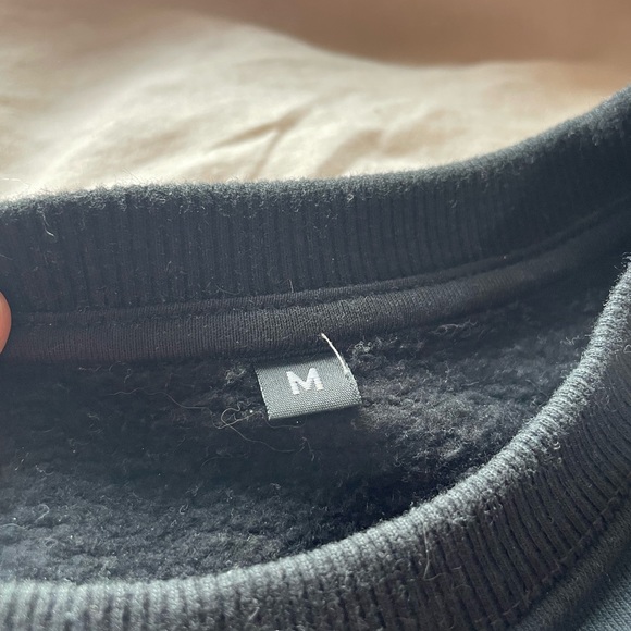 Cozy slightly oversized black sweatshirt with geometric wolf - Picture 3 of 3